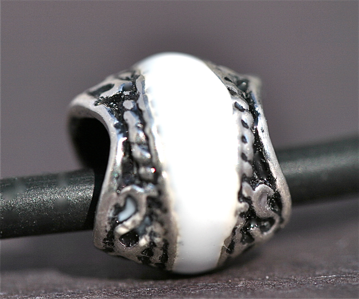 Silver/white Horn bead